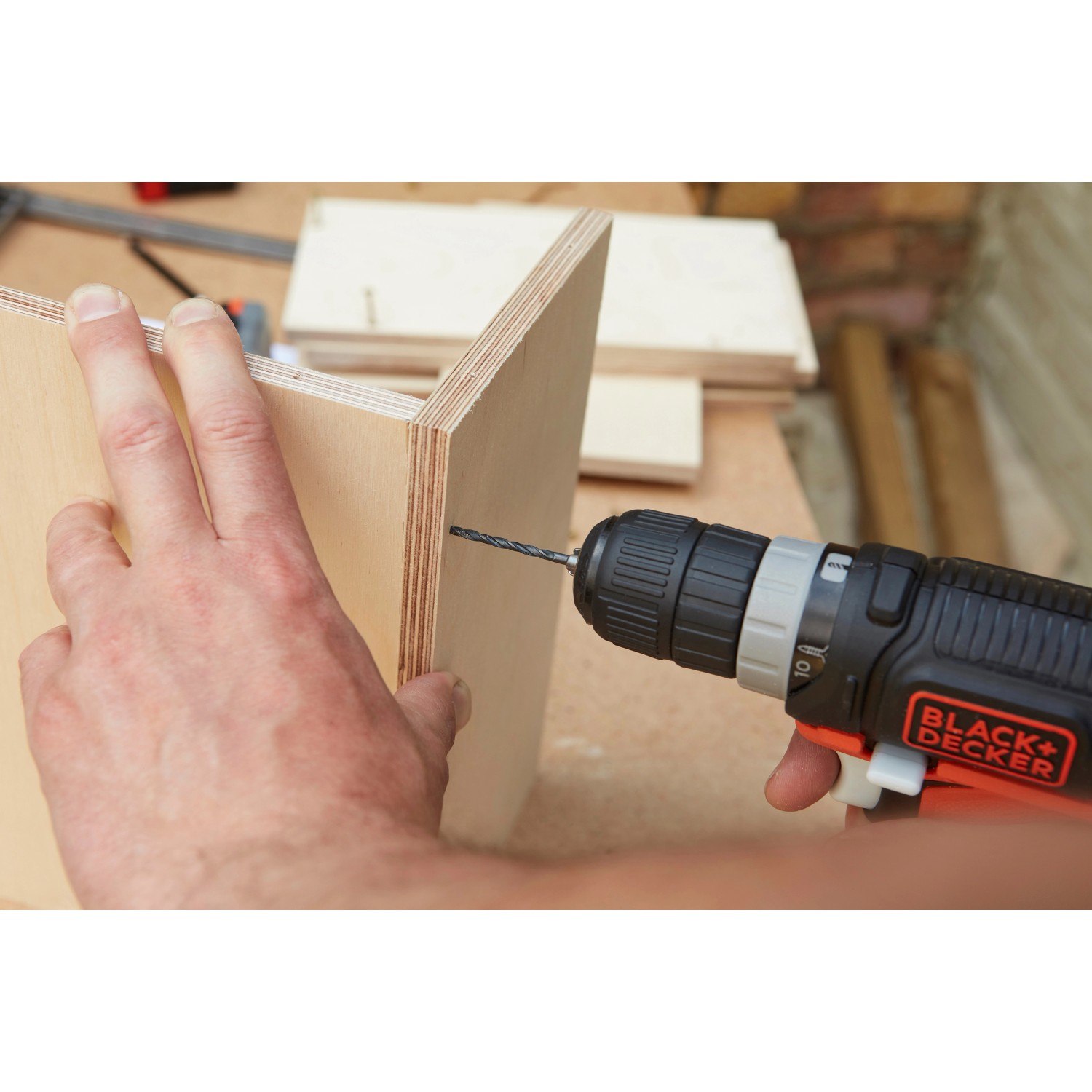 Black+Decker Akku-Bohrschrauber BDCDD12USB beim Bohren in Holz.