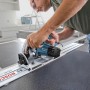 Bosch Professional Tauchsäge GKT 55 GCE mit Führungsschiene im Einsatz.