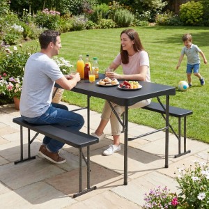 Sekey Bierzeltgarnitur klappbar, 113cm, schwarz, mit Personen im Garten.