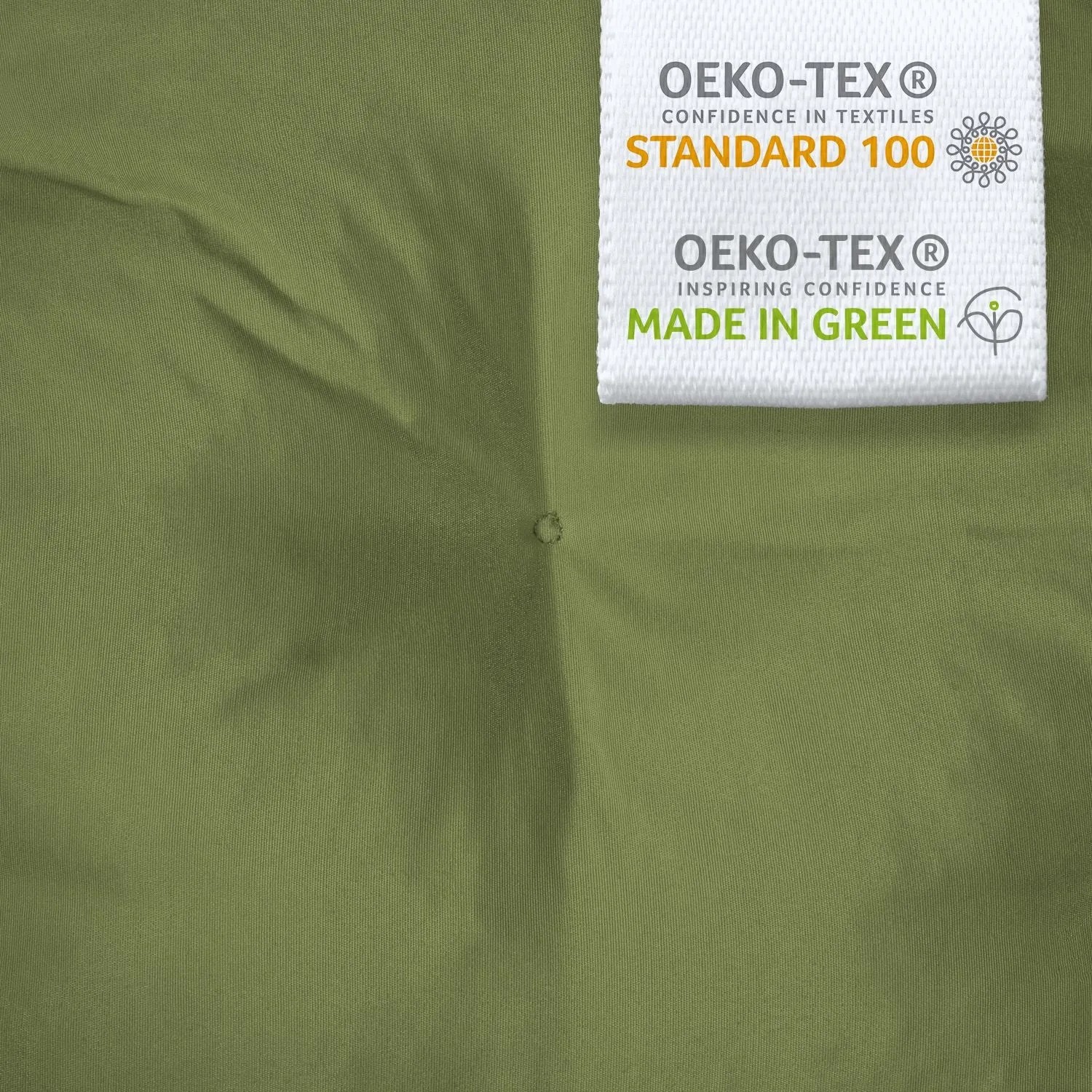 Olivegrüne Beautissu Sonnenliegen-Auflage mit OEKO-TEX Standard 100 Label und stilvollen Heftungen für Gartenliegen.