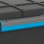 Detailaufnahme: Schwarze Scuba Aufbewahrungsbox L mit blau-grauem Verschluss und Rollen.