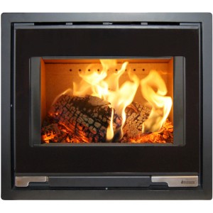 Schwarzer Aduro 5.1 Kaminofen mit brennendem Holz im Feuerraum.