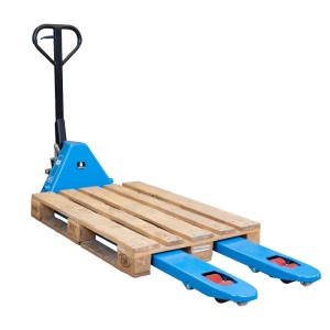 Blauer Güde Gabelhubwagen GHW 2500-180 PU mit langer Gabel und Holzpalette. Robuste Baumaschine für Lager.