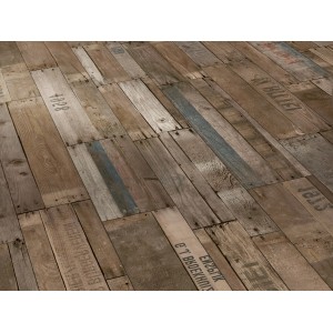 Parador Laminat Trendtime 1 Globetrotter Urban Nature, wasserfest, Holzoptik mit Schriftzügen.