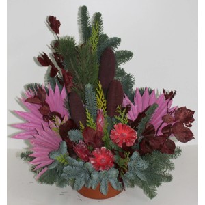 Grabschale Nobilis mit Bordeaux-Rose, Tannenzweigen und Dekoration im Topf, ca. 22 cm.