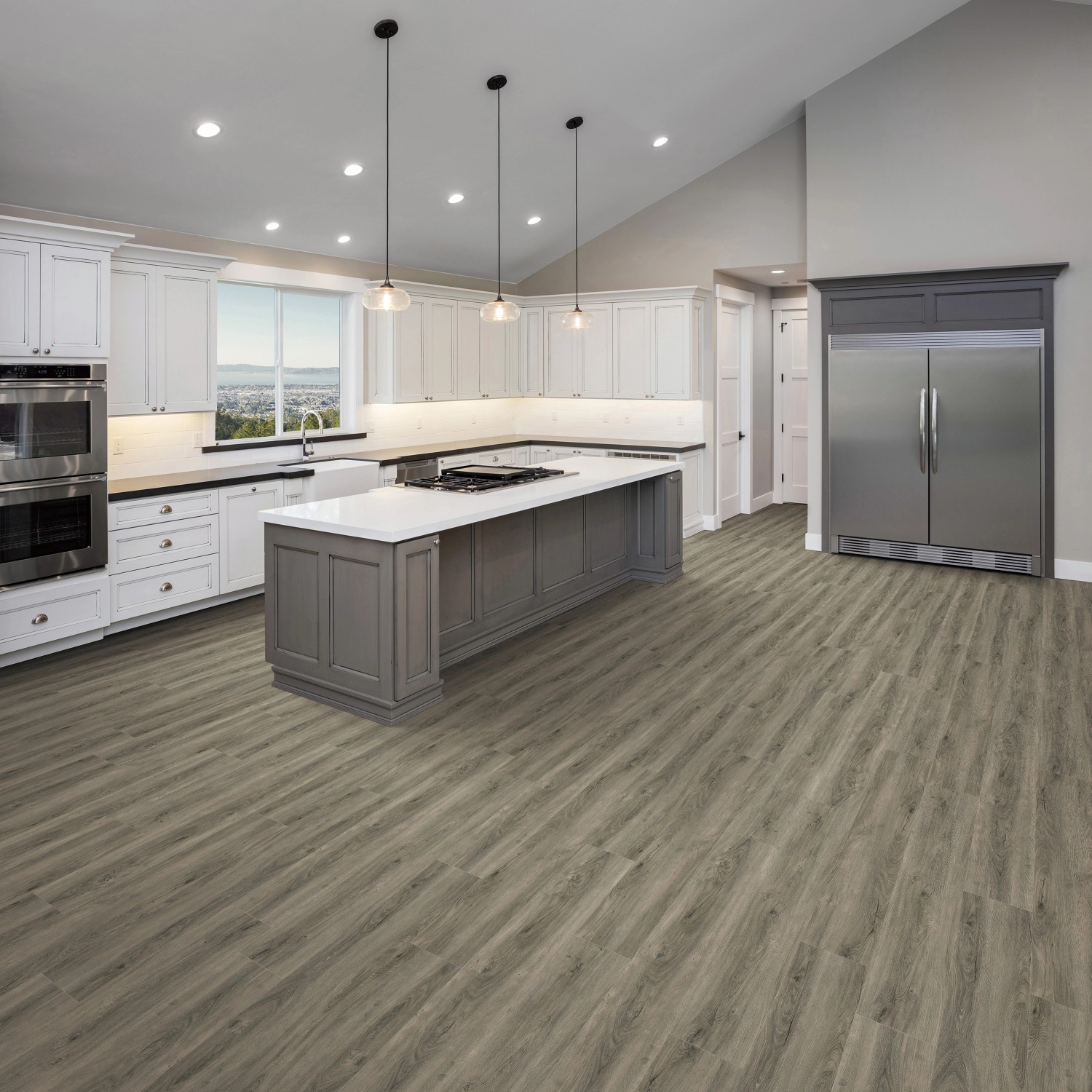 Verlegter Click-Vinylboden Eiche Brüssel in moderner Küche mit Kochinsel.