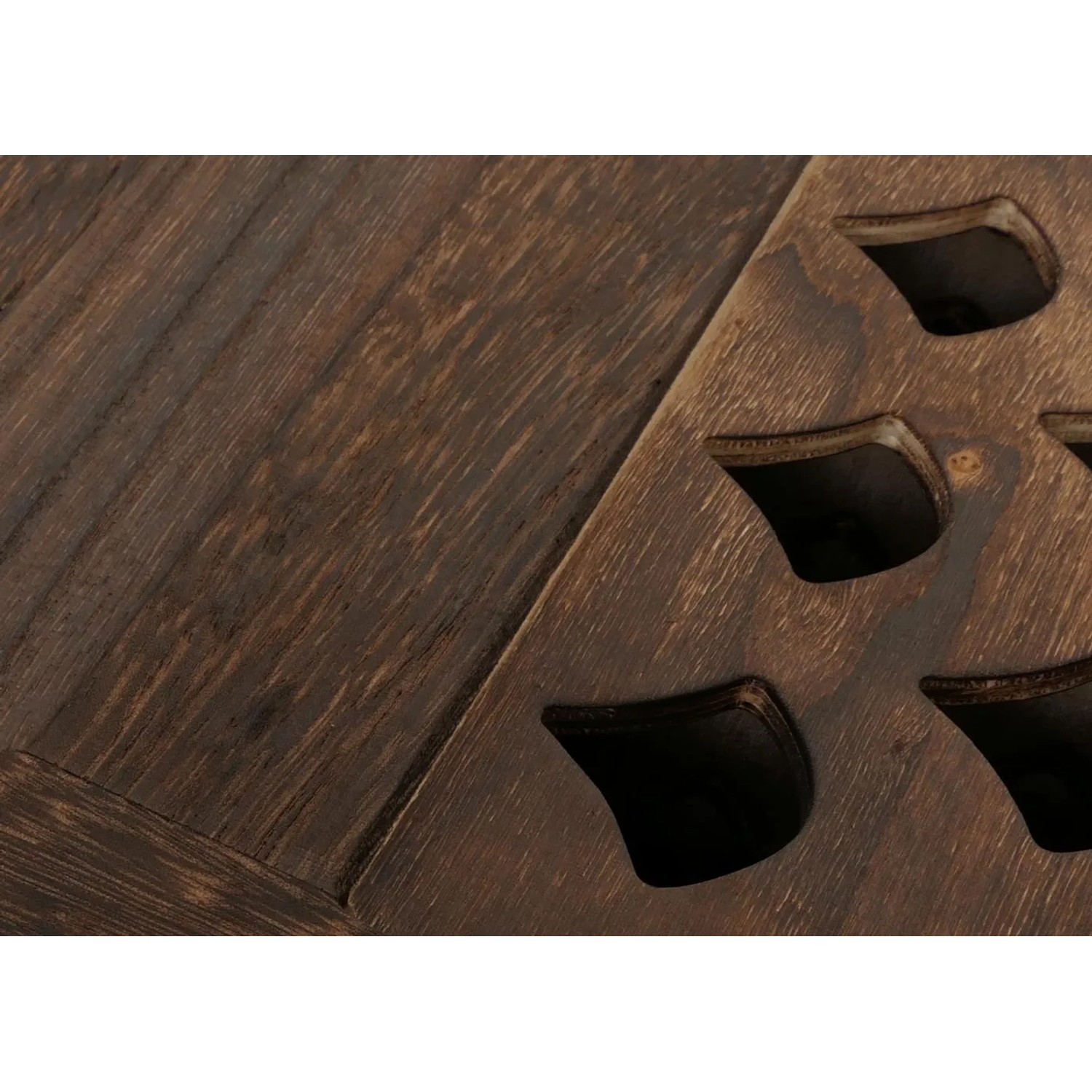 Detailansicht des braunen MCW Paravent A84, Dekoartikel aus Holz mit Ornamenten.