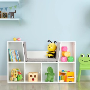 Weißes Relaxdays Bücherregal mit Sitzkissen und sechs Fächern im Kinderzimmer.