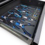 Offene Schublade des DeTec. Chrono Werkstattwagens mit Zangen, Hammer und Meißeln in schwarzem Carbon-Schaumstoffeinleger.