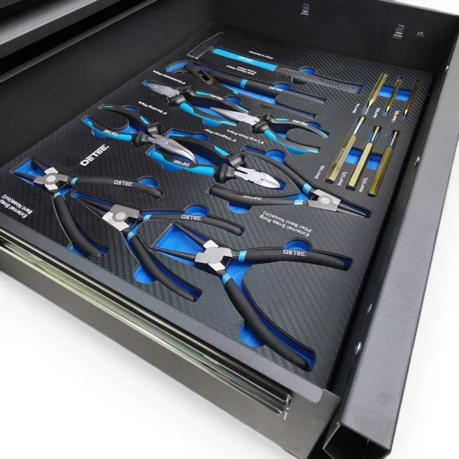 Offene Schublade des DeTec. Chrono Werkstattwagens mit Zangen, Hammer und Meißeln in schwarzem Carbon-Schaumstoffeinleger.