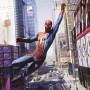 Komar Vlies Fototapete: Spider-Man schwingt durch New York. Bunte Marvel Tapete für Kinderzimmer.