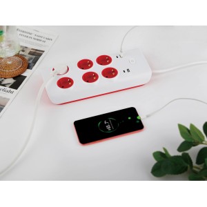 Weiße 6-fach Steckdosenleiste mit USB-Anschlüssen und Schalter. Smartphone wird geladen.