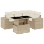 Beige 5-tlg. Garten-Sofagarnitur aus Rattan mit Tisch und cremefarbenen Kissen.