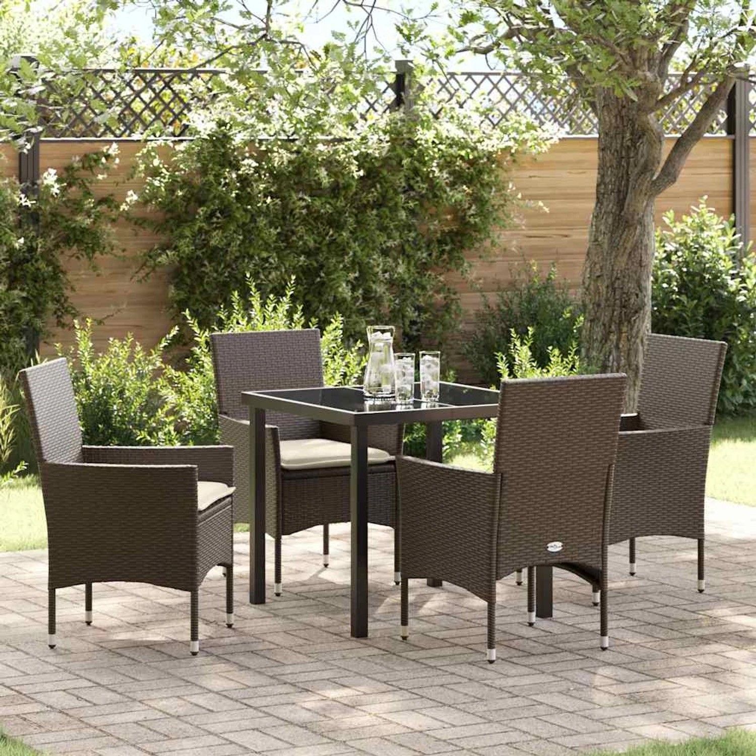 Braune 5-teilige vidaXL Garten Essgruppe aus Poly Rattan mit Tisch und Stühlen inklusive Kissen.