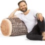 Mann lehnt an Sitting Point Hocker Wood, Sitzsack in Holzoptik mit 200 l Fassungsvermögen.