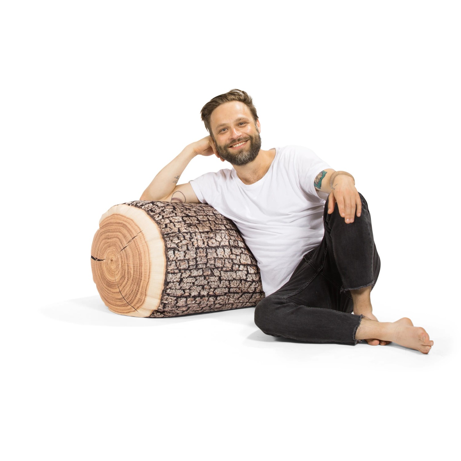 Mann lehnt an Sitting Point Hocker Wood, Sitzsack in Holzoptik mit 200 l Fassungsvermögen.