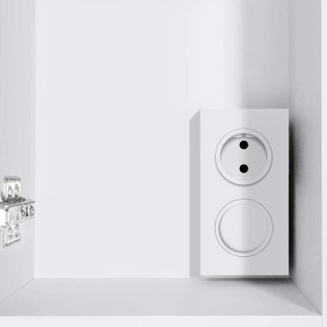Detailaufnahme: Weißer ML-Design Spiegelschrank mit Steckdose und Schalter.