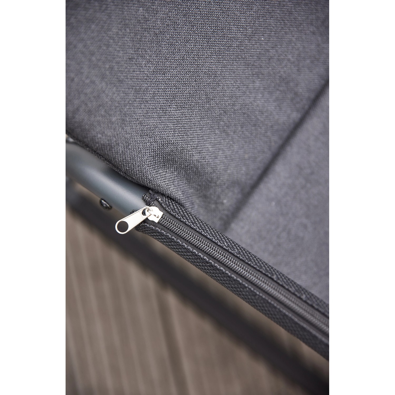 Detailaufnahme: Kissen mit Reißverschluss der Siena Garden Schaukelliege Aliano in Schwarz.