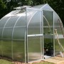 KGT Gewächshaus Alu blank 5,15 m² mit geöffnetem Dachfenster und Gartenzubehör.