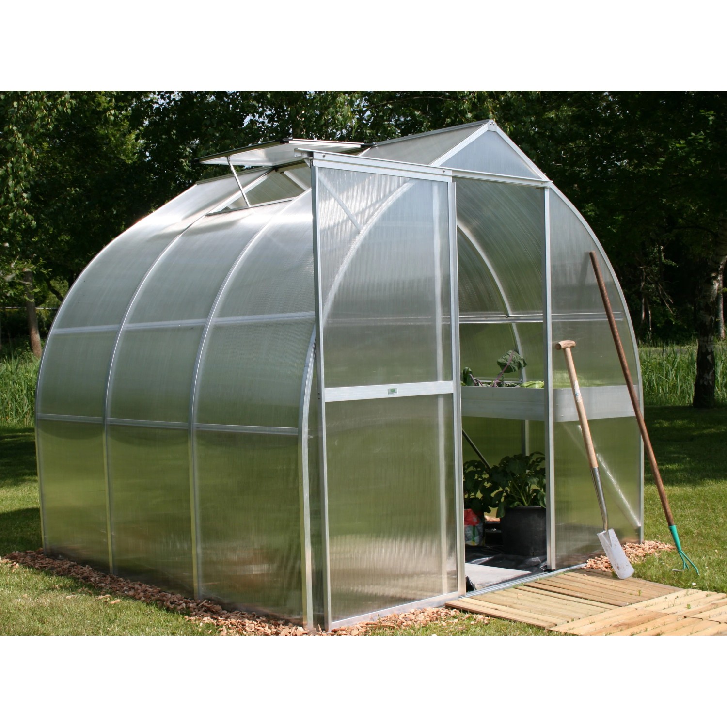KGT Gewächshaus Alu blank 5,15 m² mit geöffnetem Dachfenster und Gartenzubehör.