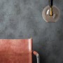 Anthrazit Vliestapete Milya mit Betonoptik und strukturierter Oberfläche. Modernes Wanddesign im Industrial Style.