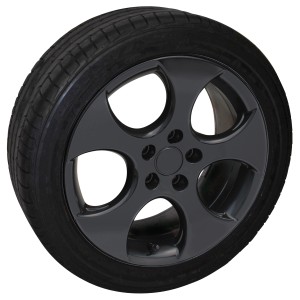 Glanz-schwarze Felge mit Reifen, behandelt mit Foliatec Sprühfolie (2er-Set).