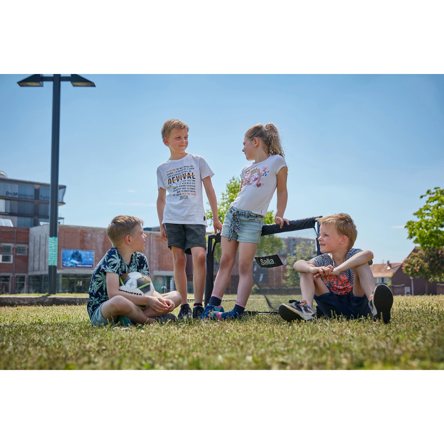 Salta Fußballtor Set Challenge mit 4 Kindern auf einer Wiese, 2 Stück, 100x60x60 cm.