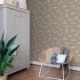 ESTAhome Vliestapete Fahrzeuge Taupe (50x900cm) im Kinderzimmer mit Baufahrzeug-Motiv.
