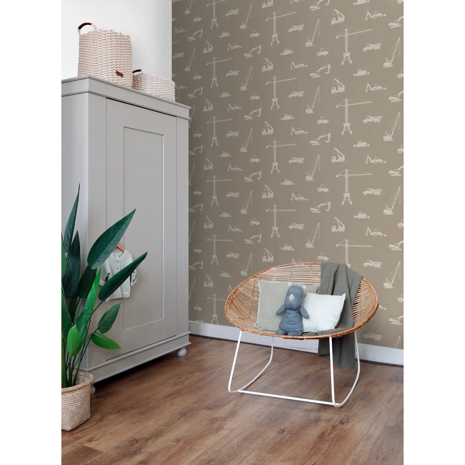 ESTAhome Vliestapete Fahrzeuge Taupe (50x900cm) im Kinderzimmer mit Baufahrzeug-Motiv.