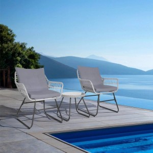 Svita Amalfi Rattan Balkonset: Zwei hellgraue Sessel mit Kissen und Beistelltisch am Pool. Gartenlounge für 2 Personen.