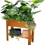 Holz-Hochbeet Green Box Light Kastanie, bepflanzt mit Grünpflanzen, mit Ablagefläche.