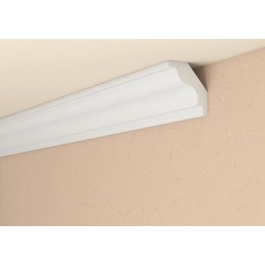Weißes Decosa Zierprofil XZL05 (2 m) an Wand und Decke.