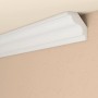 Weißes Decosa Zierprofil XZL05 (2 m) an Wand und Decke.
