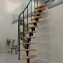 Minka Raumspartreppe Monte Carlo Buche-Schwarz, elegante Innentreppe mit Holzstufen und Metallgeländer.
