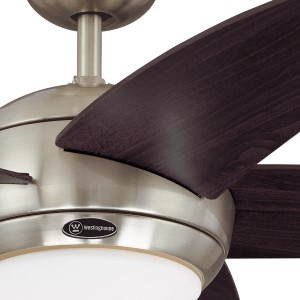 Westinghouse Deckenventilator Bendan Chrom mit Holzflügeln und Lampe.