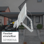 Weißer LUXULA LED Strahler 50W mit flexiblem Haltebügel und Bewegungsmelder vor Hauswand.