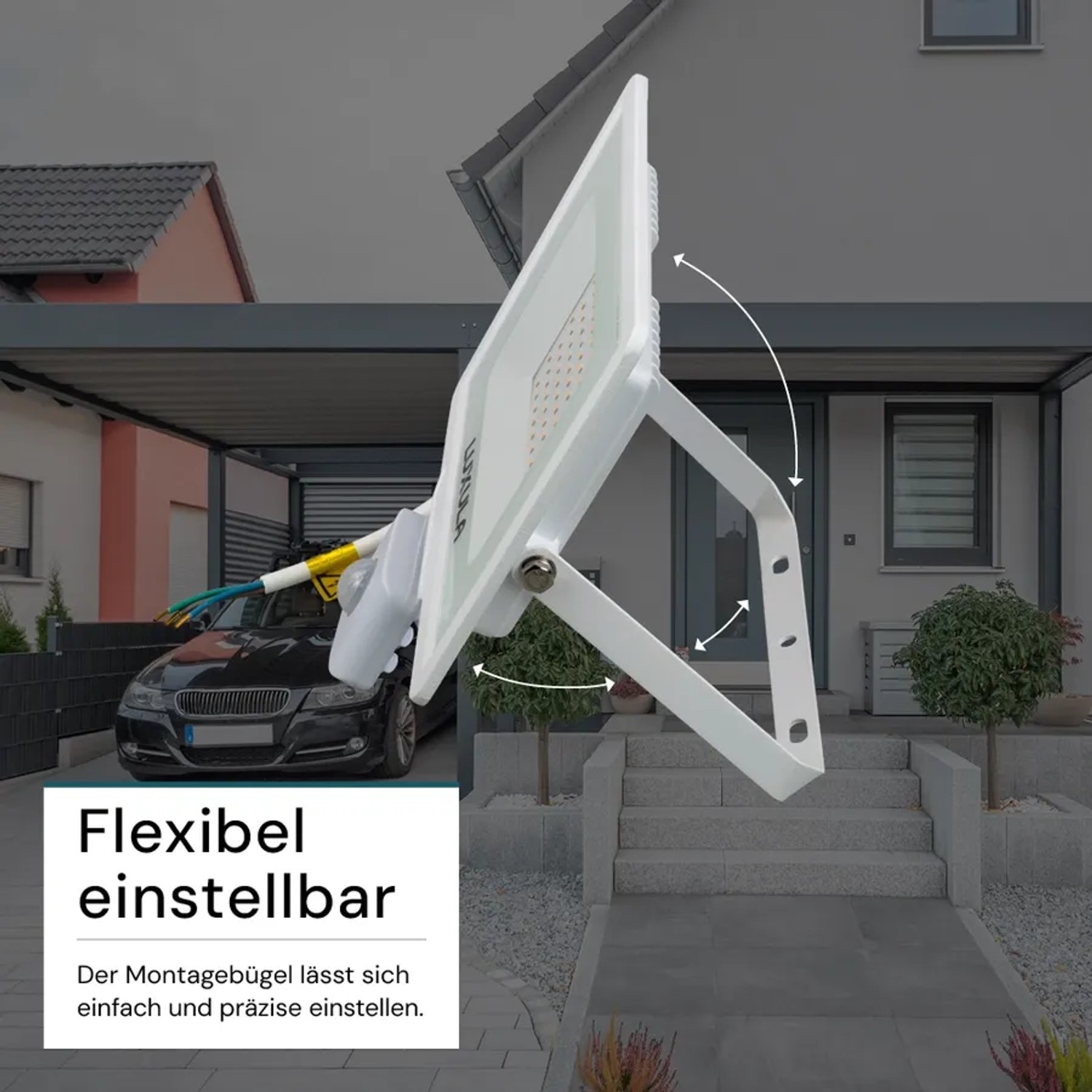 Weißer LUXULA LED Strahler 50W mit flexiblem Haltebügel und Bewegungsmelder vor Hauswand.