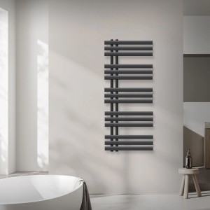 Anthrazitfarbener LuxeBath Badheizkörper Iron 500x1200 mm mit Thermostat und Eck-Wandmontage.