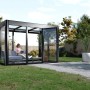 SunElements Gartenhaus SunGarden Infinity 3.2 in Anthrazit-Metallic mit Sitzbereich im Garten.