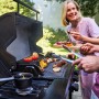 Char-Broil Gasgrill Essential 3 G mit Seitenbrenner beim Grillen von Gemüse und Fleisch.
