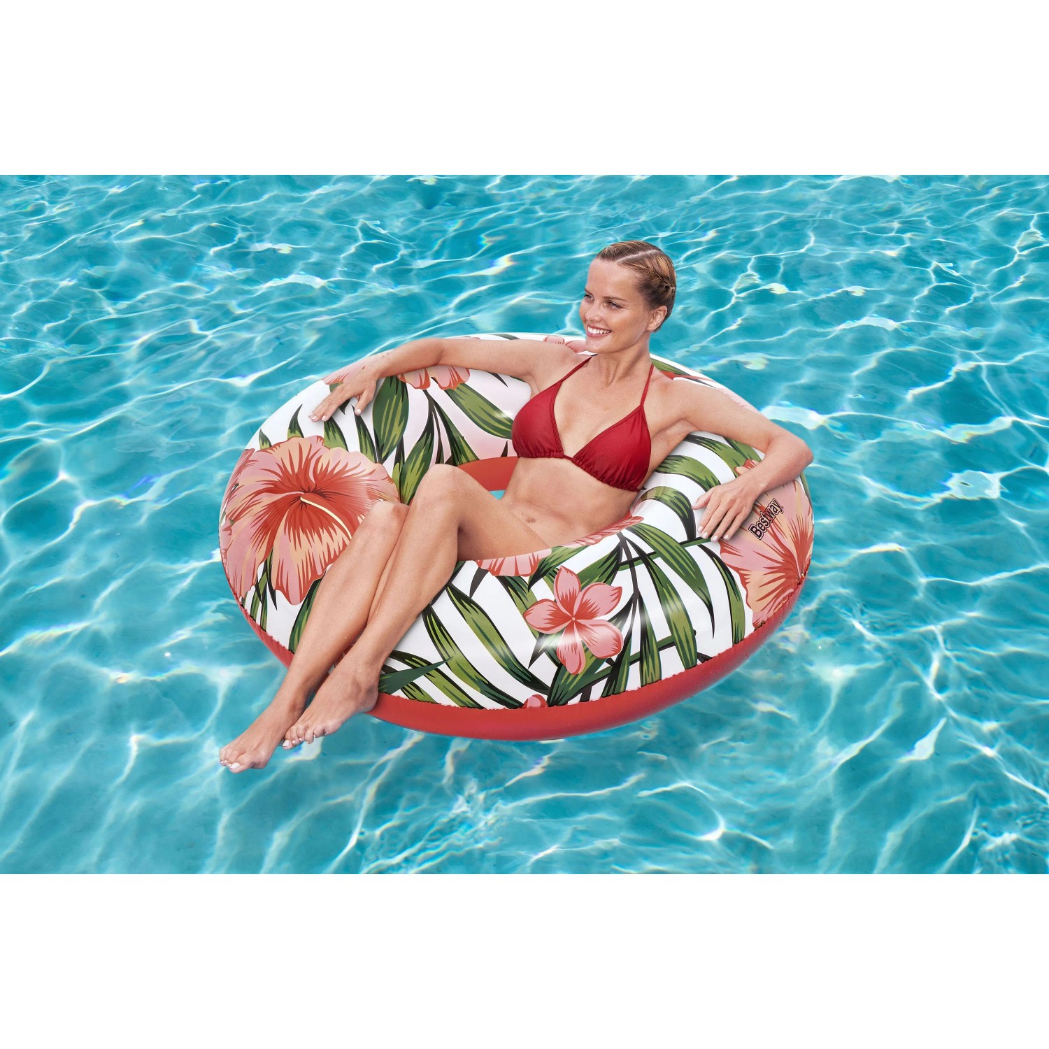 Frau im Bestway Schwimmring Tropical Palms mit tropischem Design im Pool.