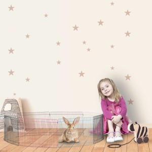Buntes achteckiges Stahl Freilaufgehege für Kleintiere, mit Kaninchen und spielendem Kind im Innenbereich.
