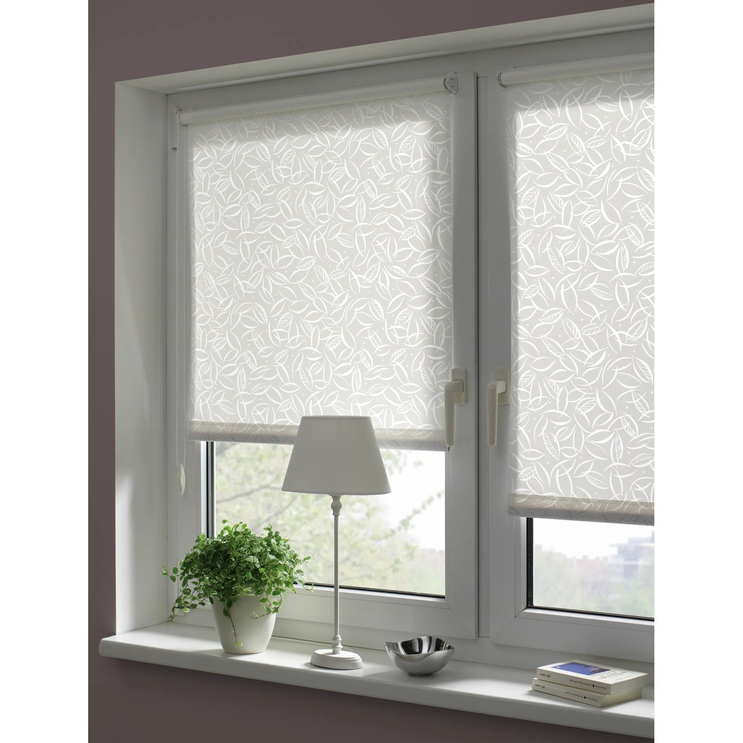 Weißes Gardinia EasyFix Rollo „Jahreszeit“ (60x150 cm) am Fenster mit Blätter-Muster. Lichtdurchlässig.