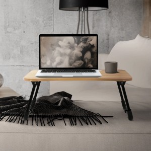 ML-Design Laptoptisch Holzoptik, 60x40cm, klappbar, mit Laptop, Tasse und Decke auf einem Bett.