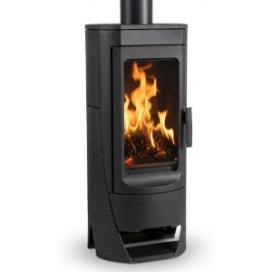 Schwarzer Plamen Gusskaminofen Modell NERA mit Sichtscheibe und brennendem Holz.