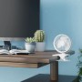 Weißer Mini-Tischventilator mit Clip-on (Ø 10,6 cm) auf einem Schreibtisch.