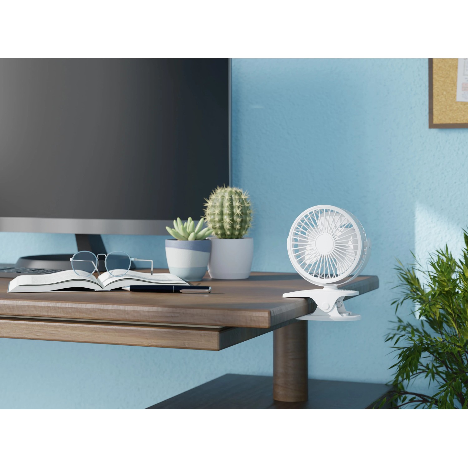 Weißer Mini-Tischventilator mit Clip-on (Ø 10,6 cm) auf einem Schreibtisch.