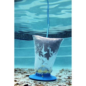 Pool Blaster Leaf Vac Laubsauger im Pool mit vollem Laubsack unter Wasser.