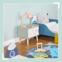 Heller Kindernachttisch mit Stern-Print, Staufach und Holzbeinen im Kinderzimmer. Oben pinke Lampe.
