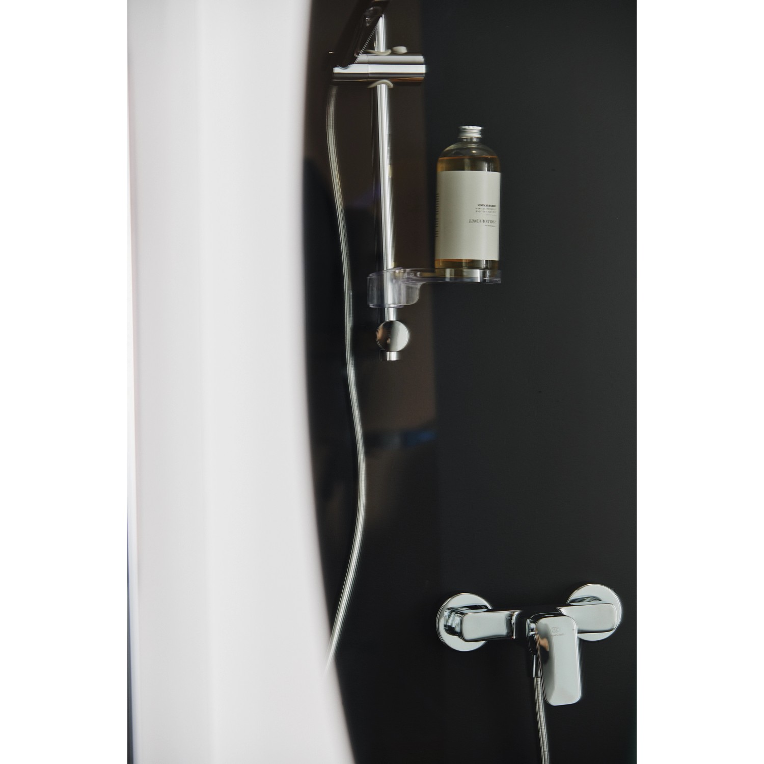 Aufputz Brausearmatur Ceraplan von Ideal Standard in Chrom mit Brause und Duschkopf.